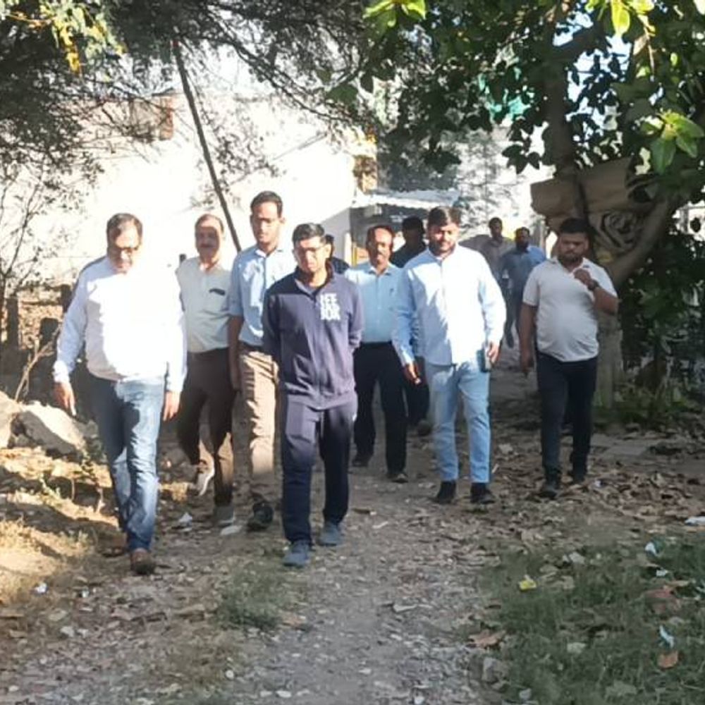 इंदौर में 2 CSI, सहायक CSI, दरोगा का वेतन काटा:नालों में कचरा देखकर नाराज हुए निगम कमिश्नर; सार्वजनिक शौचालय को भी देखने पहुंचे