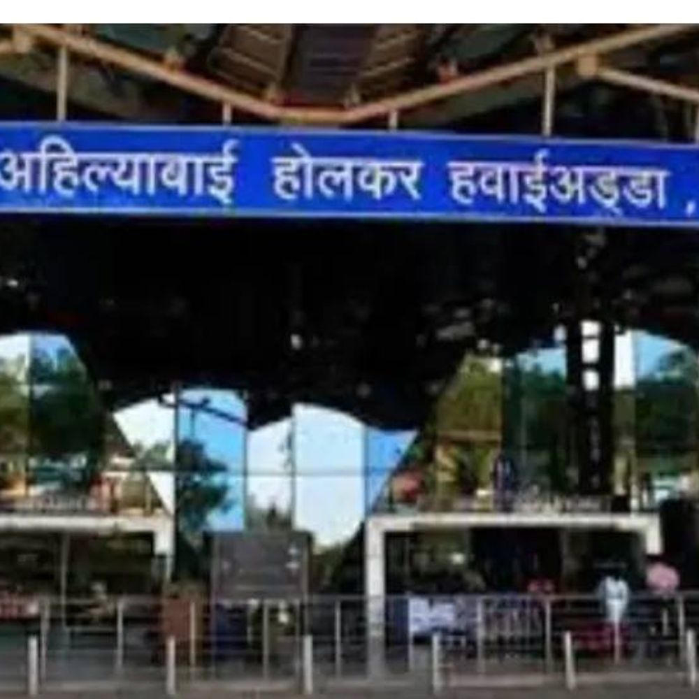 इंदौर में रनवे पर किया रीकार्पेटिंग का काम:इंडिगो की दो फ्लाइटों को करना पड़ा भोपाल डायवर्ट