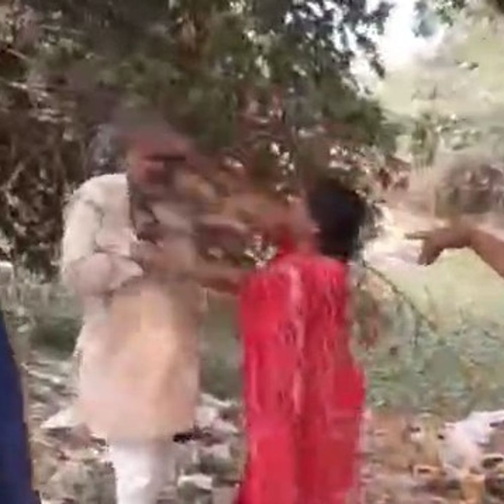 आजमगढ़ में दो पूर्व प्रधानों के बीच मारपीट, VIDEO:कब्रिस्तान पर हो रहे निर्माण को लेकर चल रहा था विवाद, पुलिस जांच में जुटी