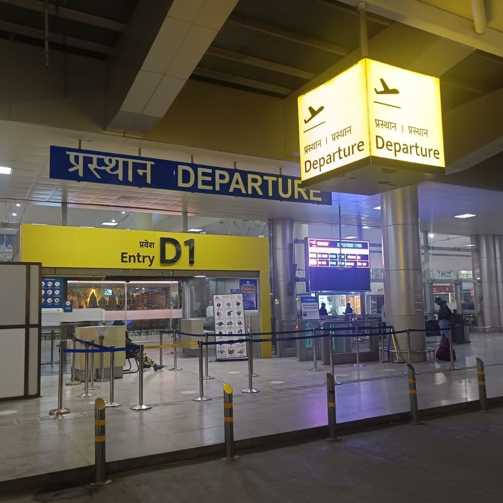 वाराणसी एयरपोर्ट पर 25 करोड़ का हाइड्रोपोनिक गांजा पकड़ा:थाईलैंड से तस्करी कर लाया गया था, स्कैनर में पकड़ाते ही महिला समेत तस्कर भागे