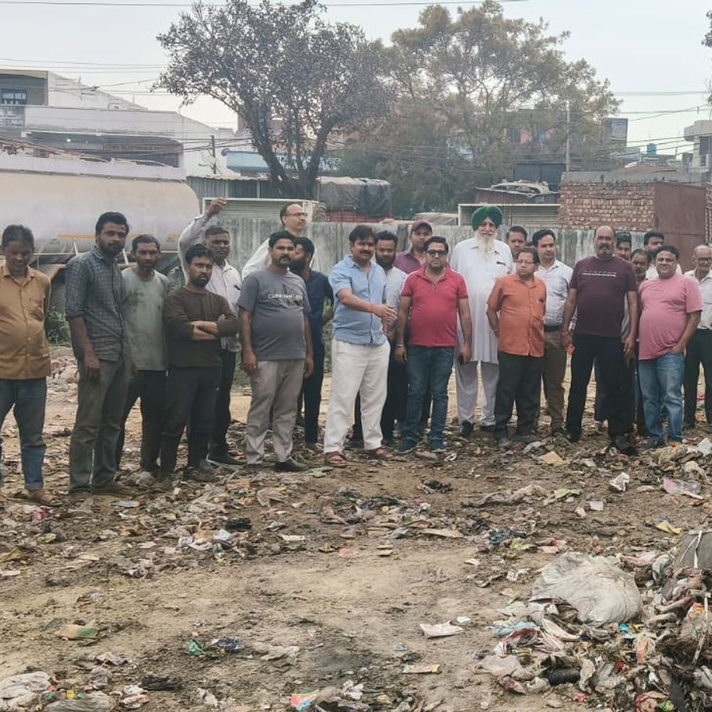 रामलीला ग्राउंड में कूड़ा डालने पर ट्रांसपोर्टरों का हंगामा:मेरठ में नगर निगम को दी चेतावनी, बोले- जल्द समाधान नहीं हुआ तो करेंगे आंदोलन