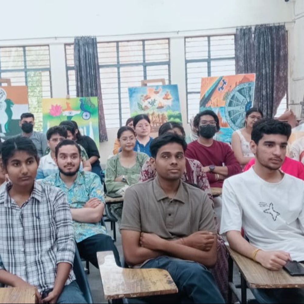 सीसीएसयू के ललित कला विभाग में रचनात्मक आयोजन:बच्चों के चित्र बनाकर छात्रों ने दिखाई रचनात्मकता,कला का अनोखा प्रदर्शन