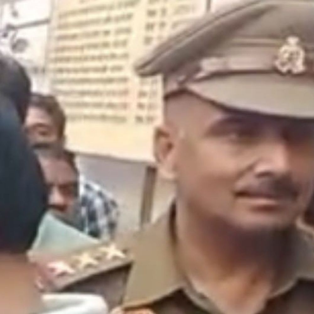 जौनपुर में लाइन बाजार थाना प्रभारी निलंबित:एसएसपी ने काम में लापरवाही पर की कार्रवाई, विभागीय जांच के आदेश