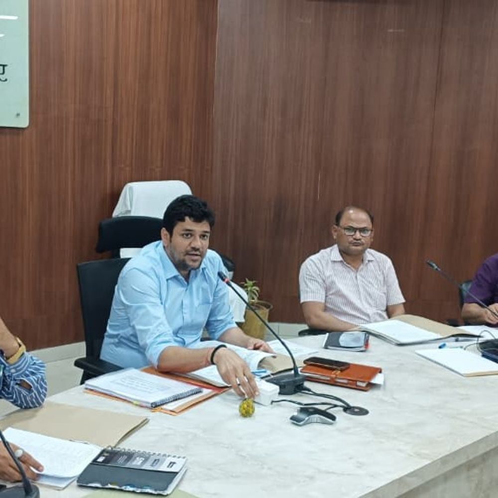 गोआश्रय में लापरवाही, 2 अधिकारियों का वेतन रोका:डीएम अविनाश कुमार ने किया एक्शन, हरे चारे की बुवाई में लापरवाही