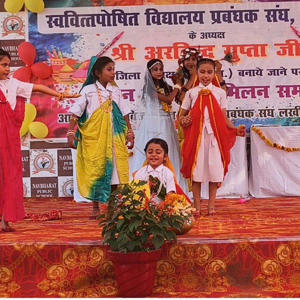 स्ववित्त पोषित विद्यालय संघ का होली मिलन समारोह:लखीमपुर-खीरी में जिला अध्यक्ष अरविंद गुप्ता का सम्मान किया गया