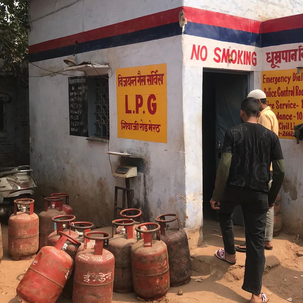 मेरठ डीएम बोले- हमारे पास पर्याप्त स्टॉक:सिलेंडर की जमाखोरी करने वालों पर होगी कार्रवाई, ओवररेट पर शिकायत करें