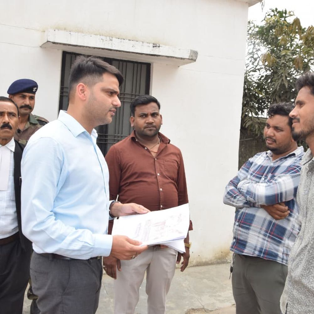 सीडीओ का एआरटीओ कार्यालय पर छापा:ऑपरेटर बर्खास्त, दलाल पर एफआईआर कराने के निर्देश