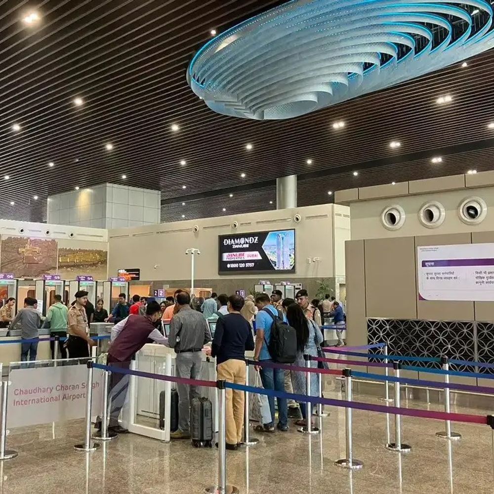 लखनऊ एयरपोर्ट पर खाड़ी देशों की कई उड़ाने रद्द:शारजाह-दम्माम-अबूधाबी की फ्लाइटें कैंसिल, कई घरेलू उड़ाने लेट