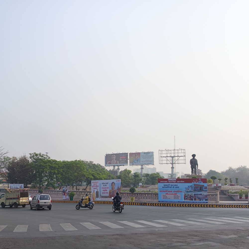 लखनऊ में सुबह के समय आसमान में हल्की धुंध:सीजन में सबसे अधिक गर्म रही रात, सामान्य से 7.6 डिग्री अधिक रहा पारा