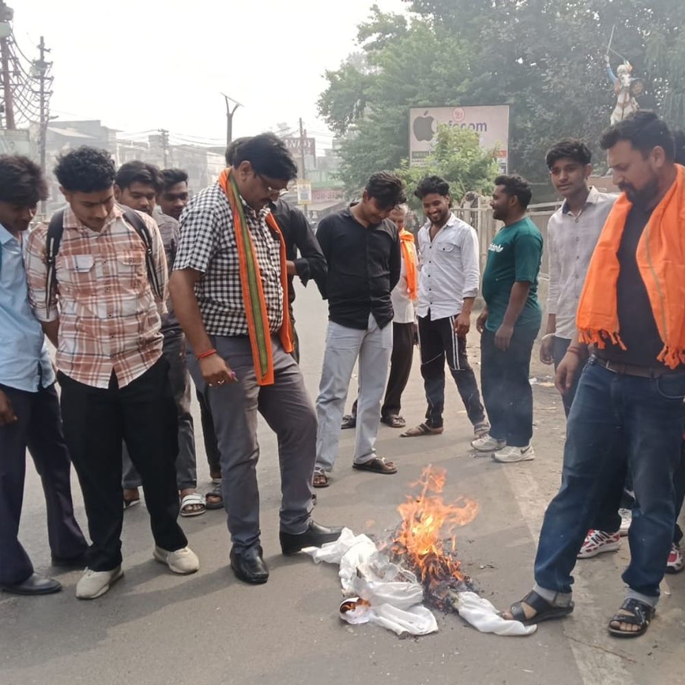 मौलाना की जुबान काटने पर 1.25 लाख का इनाम:CM योगी की मां पर विवादित बयान, हिंदू युवा वाहिनी का प्रदर्शन