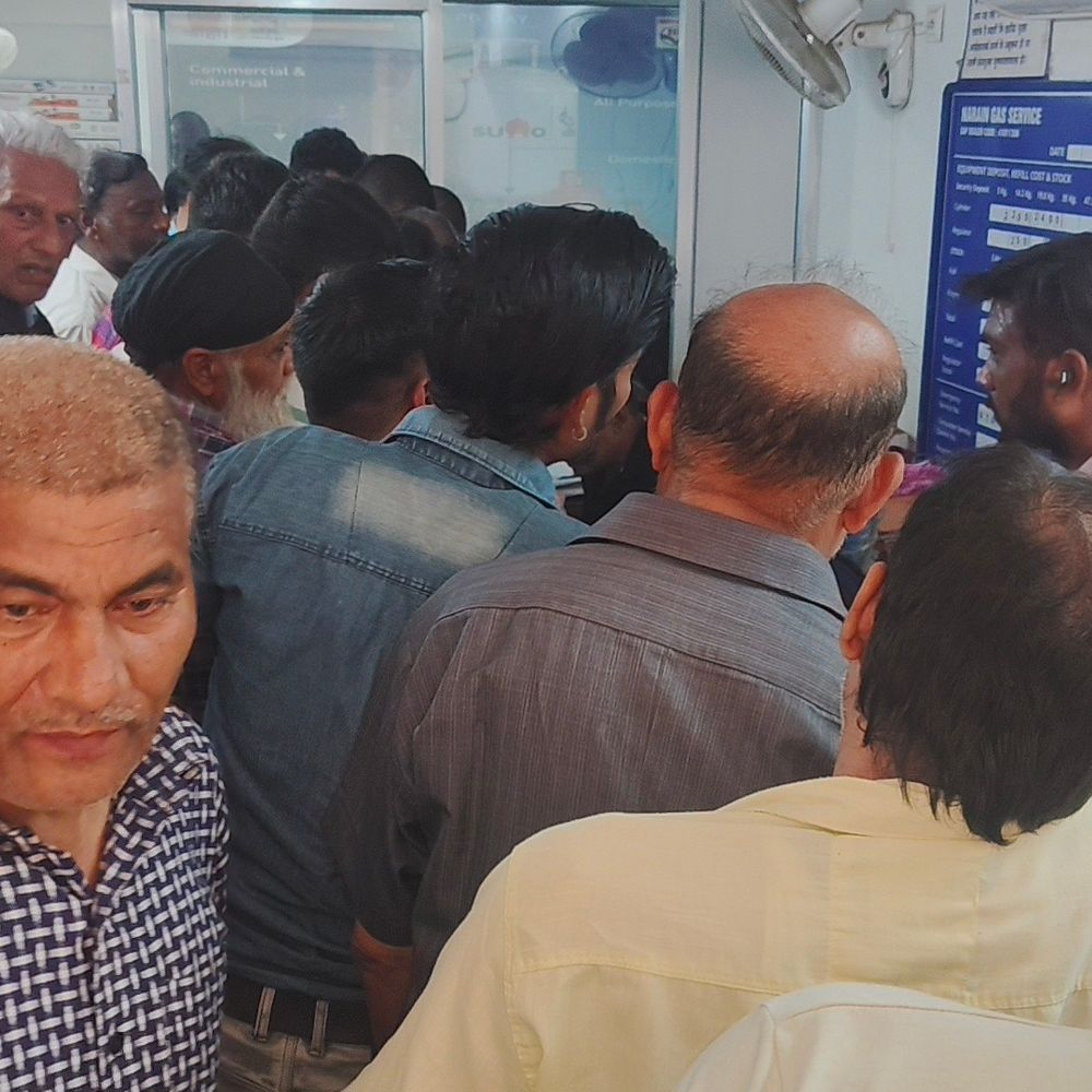 बाराबंकी में गैस किल्लत की अफवाह:गोदामों पर उमड़ी भारी भीड़, लोग स्टॉक करने की कोशिश कर रहे