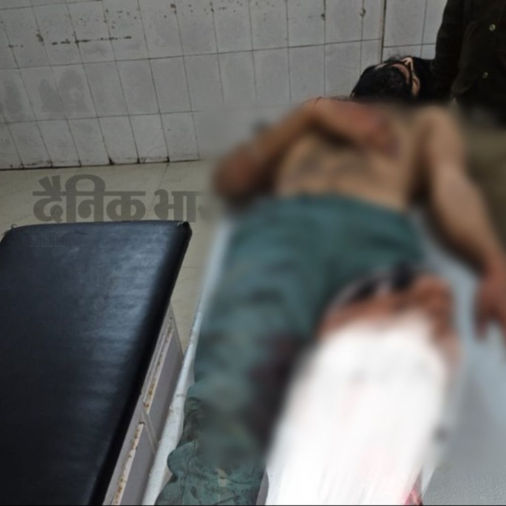 लिच्छवी एक्सप्रेस से गिरा युवक, हालत गंभीर:दिल्ली से इटावा आ रहा था, स्टॉपेज न होने के कारण चलती ट्रेन से कूदा