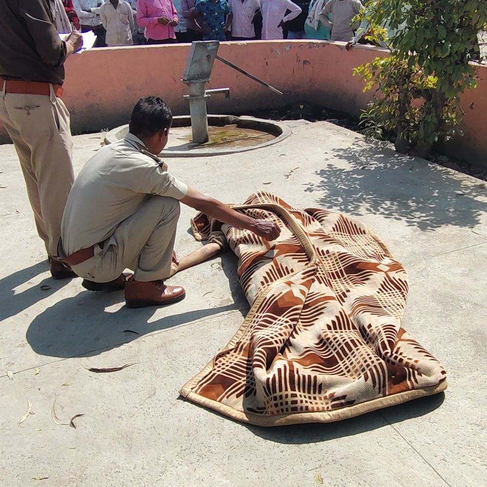 एटा के अवागढ़ ब्लॉक परिसर में मिला युवक का शव:मौके पर जुटी लोगों की भीड़, पुलिस ने पोस्टमार्टम भेजकर जांच शुरू की