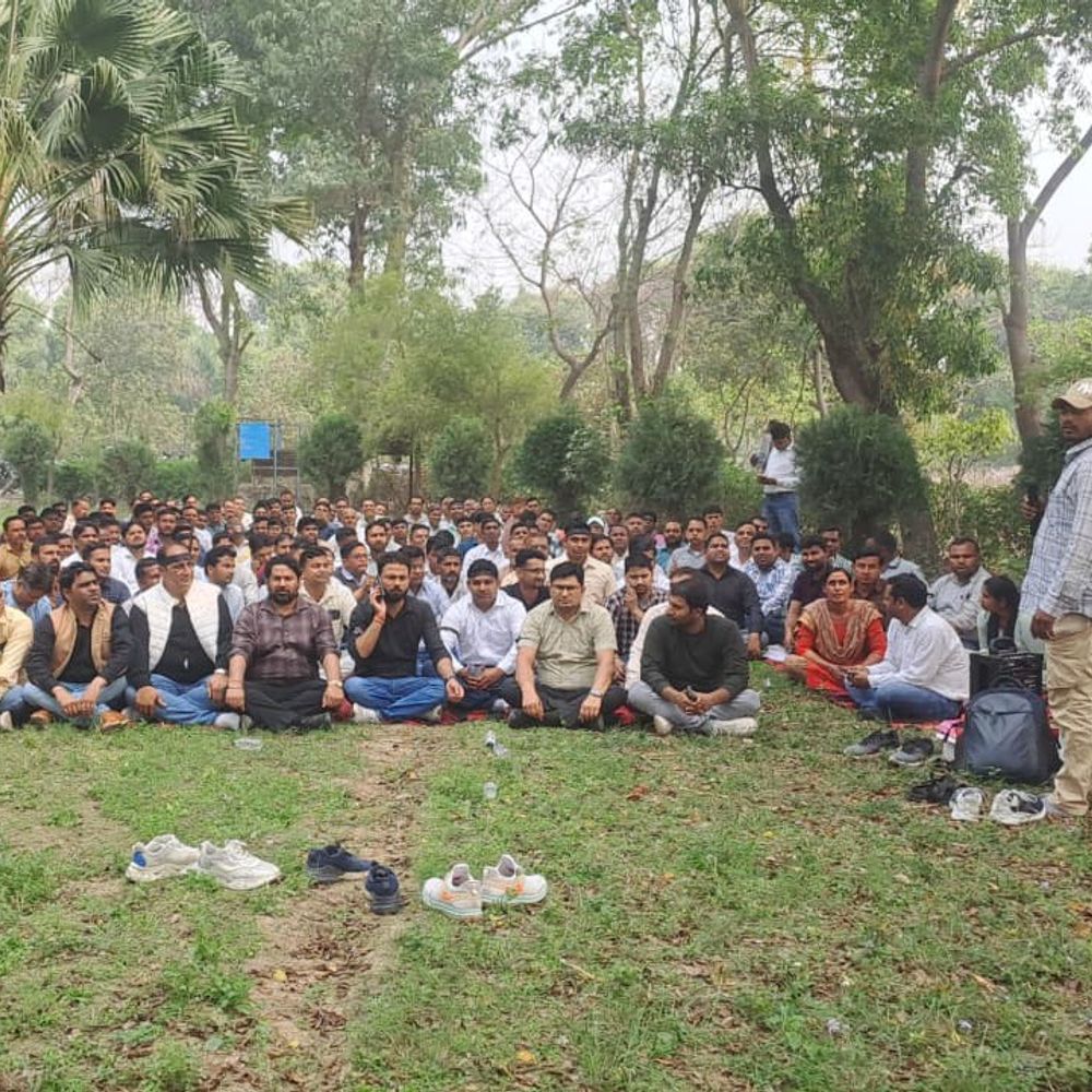 अमरोहा में रोजगार सेवकों का प्रदर्शन:8 महीने से नहीं मिला वेतन, EPF भुगतान की मांग