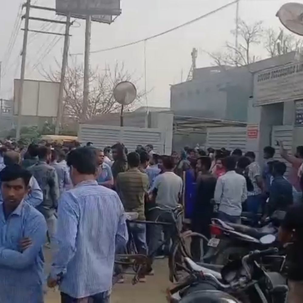 फरीदाबाद में स्टड्स कंपनी में ड्यूटी पर सुपरवाइजर की मौत:जांच को लेकर कर्मचारियों ने किया प्रदर्शन, यूपी का रहने वाला था