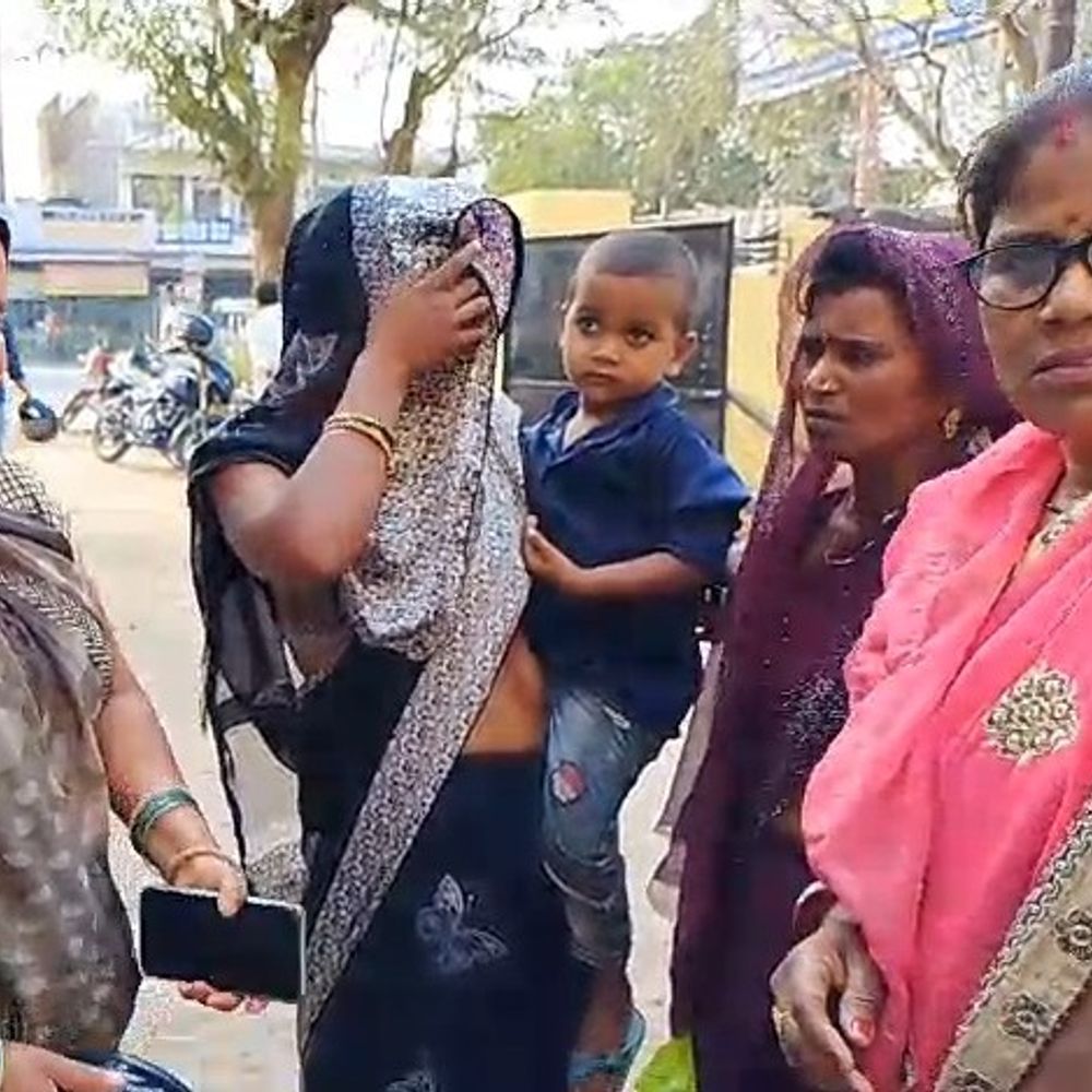 उन्नाव में महिला का शव फांसी पर लटका मिला:एक दिन पहले मायके आई थी, पुलिस जांच में जुटी