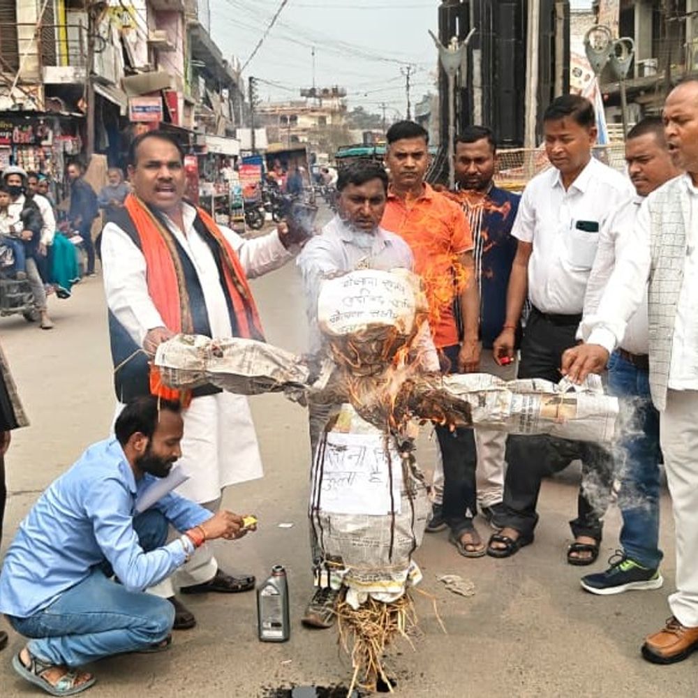 महराजगंज में मौलाना सलीम का पुतला फूंका, गिरफ्तारी की मांग:मुख्यमंत्री की माता पर टिप्पणी के विरोध में हिंदू युवा वाहिनी का प्रदर्शन