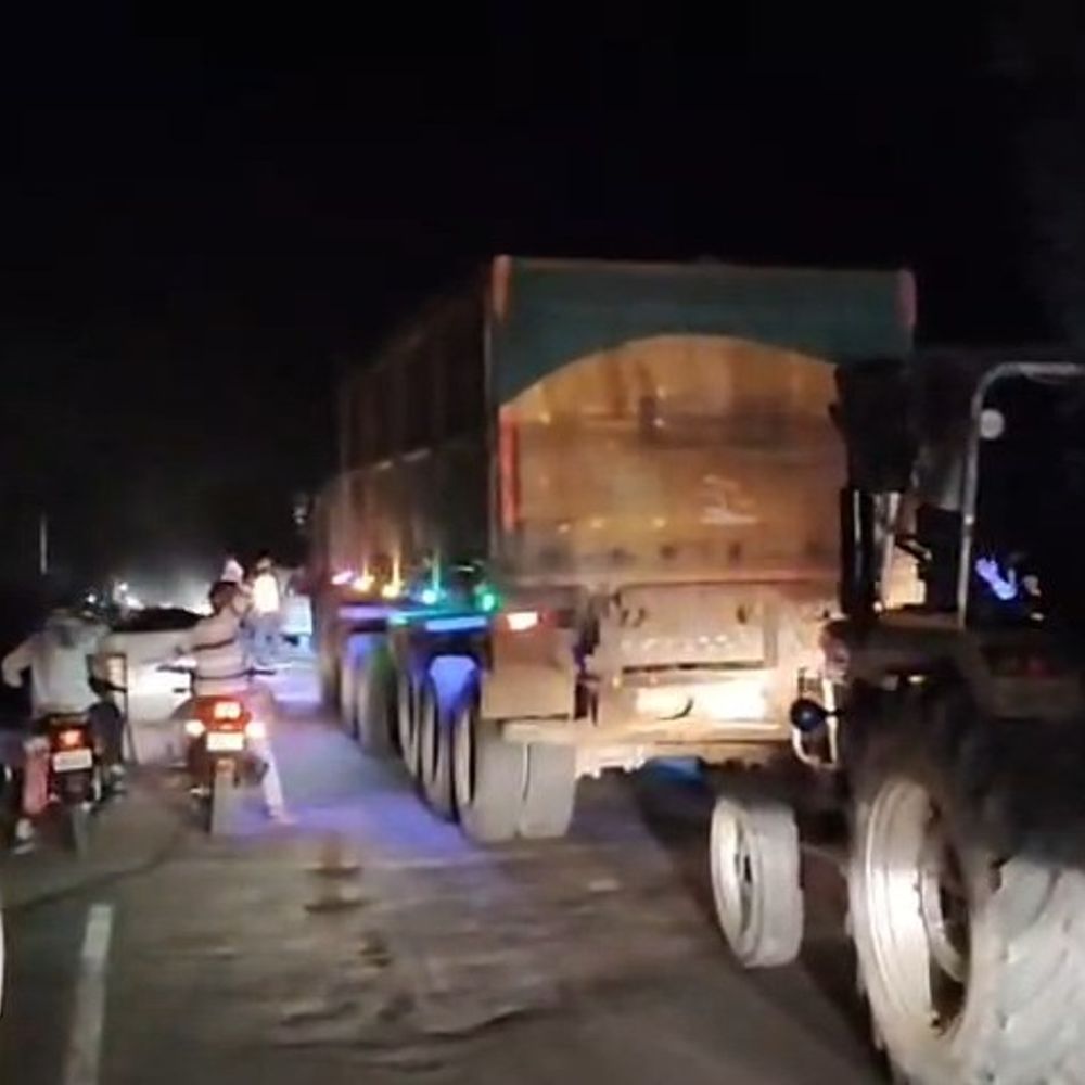 इटावा में तीन एंबुलेंस दो घंटे जाम में फंसीं:भोगनीपुर गंग नहर पुल पर ओवरलोड डंपरों से ट्रैफिक ब्लॉक, लोगों के पसीने छूटे