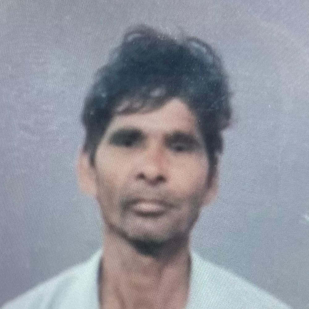 पत्नी के मायके जाने से परेशान मजदूर ने दी जान:फर्रुखाबाद के राजेपुर में पेड़ पर लटका मिला शव, 5 साल पहले की थी दूसरी शादी