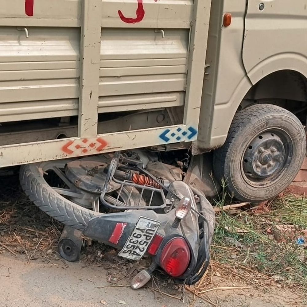 टाटा मैजिक की टक्कर से किसान की मौत:देवरिया में बाइक सवार एक युवक गंभीर घायल, अस्पताल में भर्ती