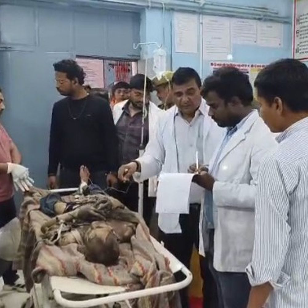 भदोही में चौकीदार की जलकर मौत:प्रधान के बेटे पर पेट्रोल डालकर जलाने का आरोप, हैंडपंप विवाद में हुई घटना