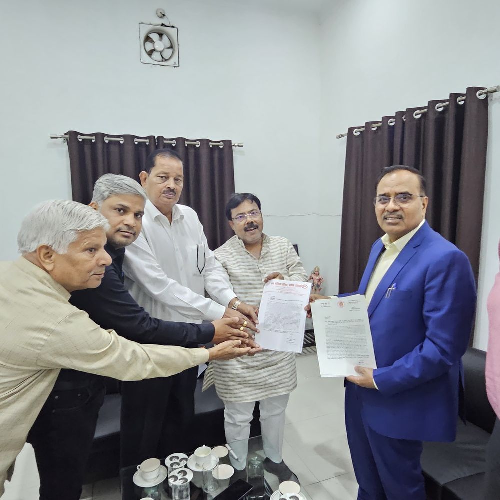 भरथना फुटओवर ब्रिज, DM से मिले विधायक-चेयरमैन:वैकल्पिक बाईपास तक रेलवे फाटक बंद न करने की मांग