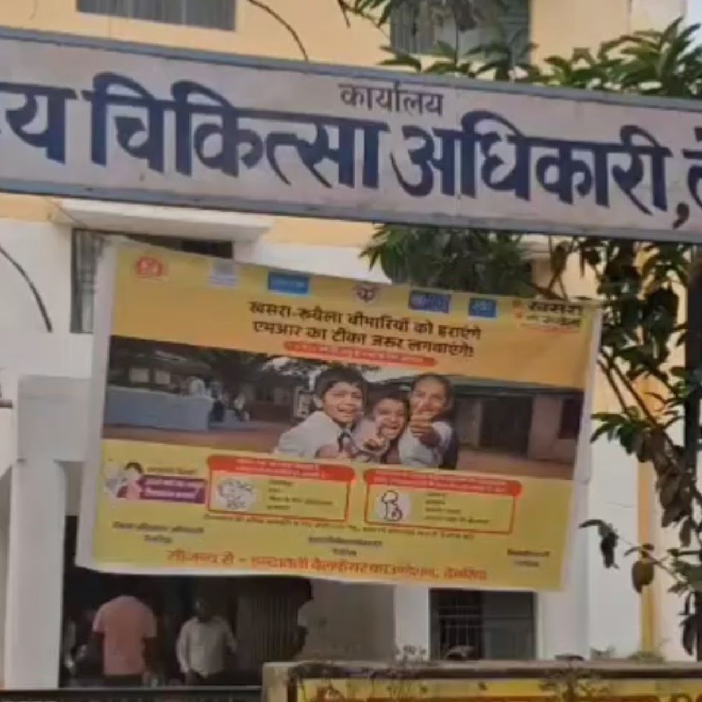 स्वास्थ्य मेले में मिलीं एक्सपायरी दवाएं:देवरिया के पीएचसी में मरीजों को बांटने की थी तैयारी, CMO बोले- सख्त कार्रवाई होगी