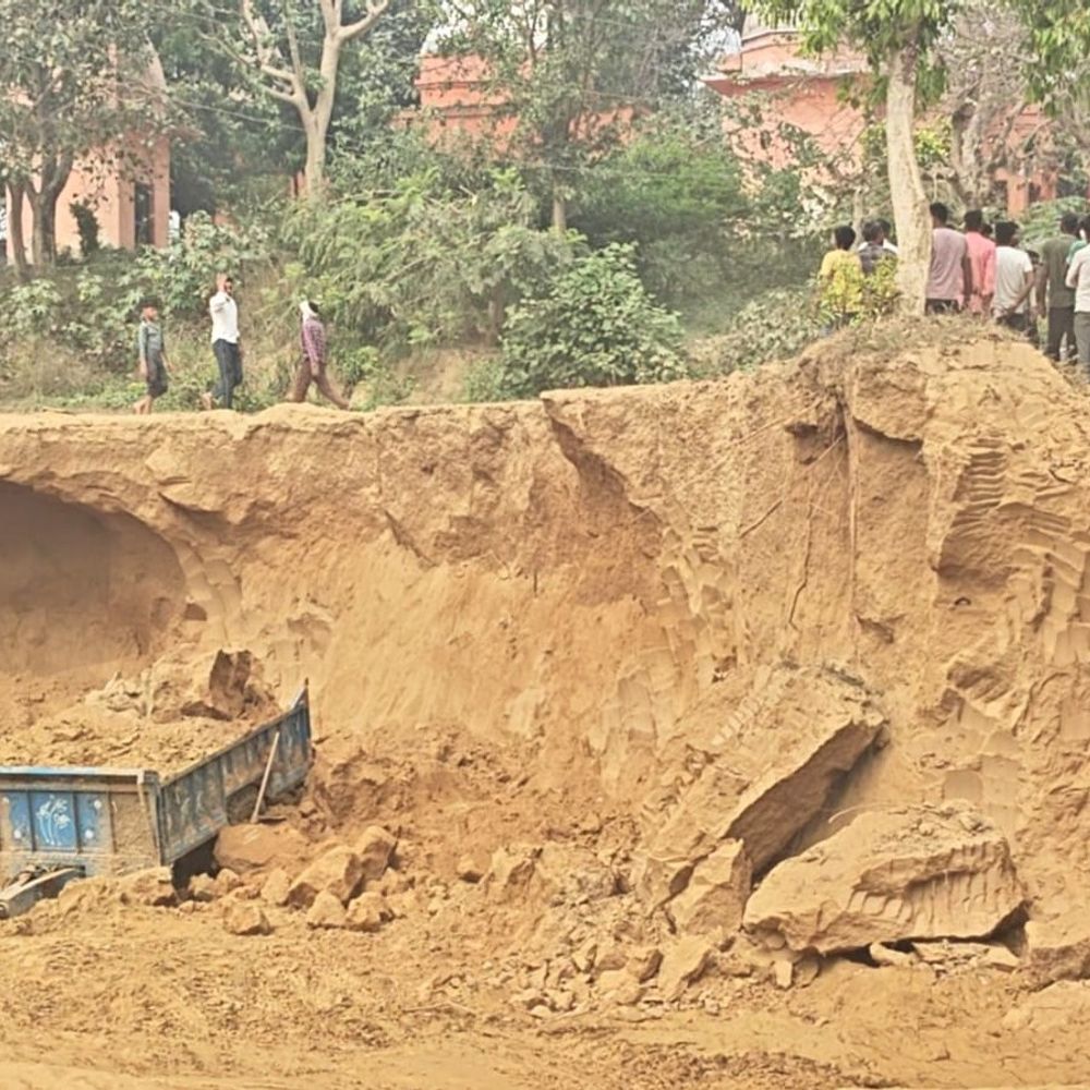 संभल में मिट्टी की ढांग गिरी, मजदूर की मौत:तीन घायल, अस्पताल में भर्ती; अवैध खुदाई का आरोप
