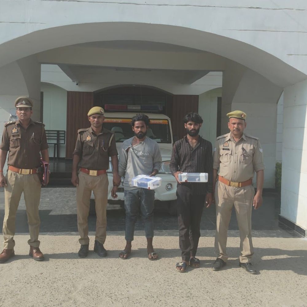 कौशांबी में अवैध तमंचा व कारतूस के साथ दो गिरफ्तार:पुलिस ने गश्त के दौरान पीछा कर पकड़ा, बाइक भी जब्त