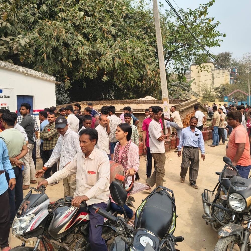 देवरिया में रसोई गैस की किल्लत बढ़ी:बुकिंग के बाद भी नहीं मिल रहे सिलेंडर, लंबी लाइनें लगी