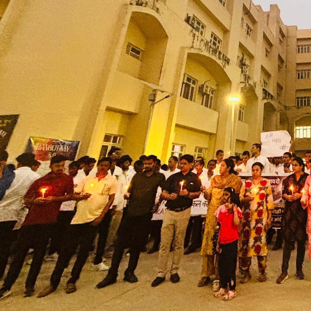 देवरिया मेडिकल कॉलेज में कैंडल मार्च:एमबीबीएस छात्रों और डॉक्टरों ने आकाश पांडे के लिए न्याय मांगा