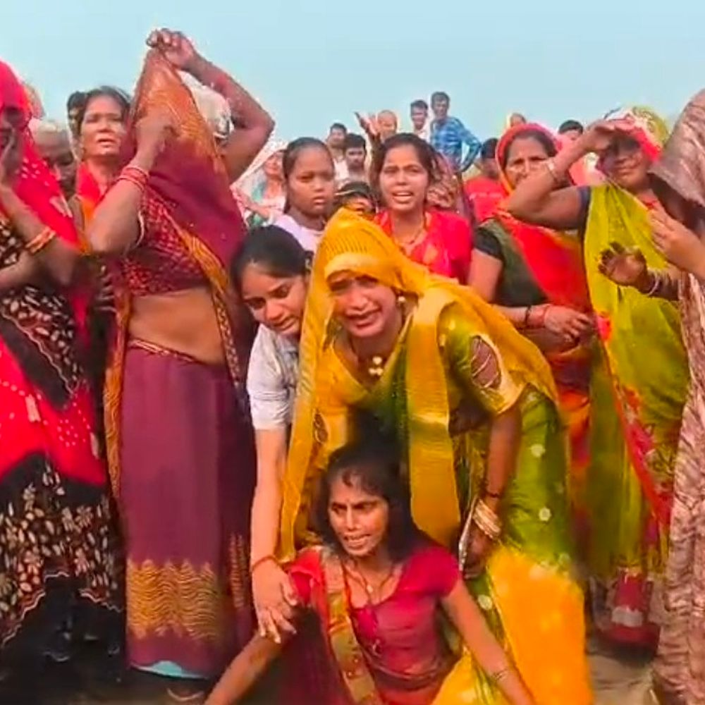 रायबरेली में बैनामा लेखक का शव पेड़ से लटका मिला:परिजनों हत्या की आशंका जताई, पुलिस ने शुरू की जांच