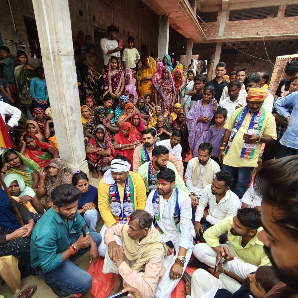 भदोही में व्यक्ति पर पेट्रोल डालकर जिंदा जलाने का आरोप:लोजपा प्रतिनिधिमंडल ने पीड़ित परिवार से की मुलाकात, न्याय की मांग