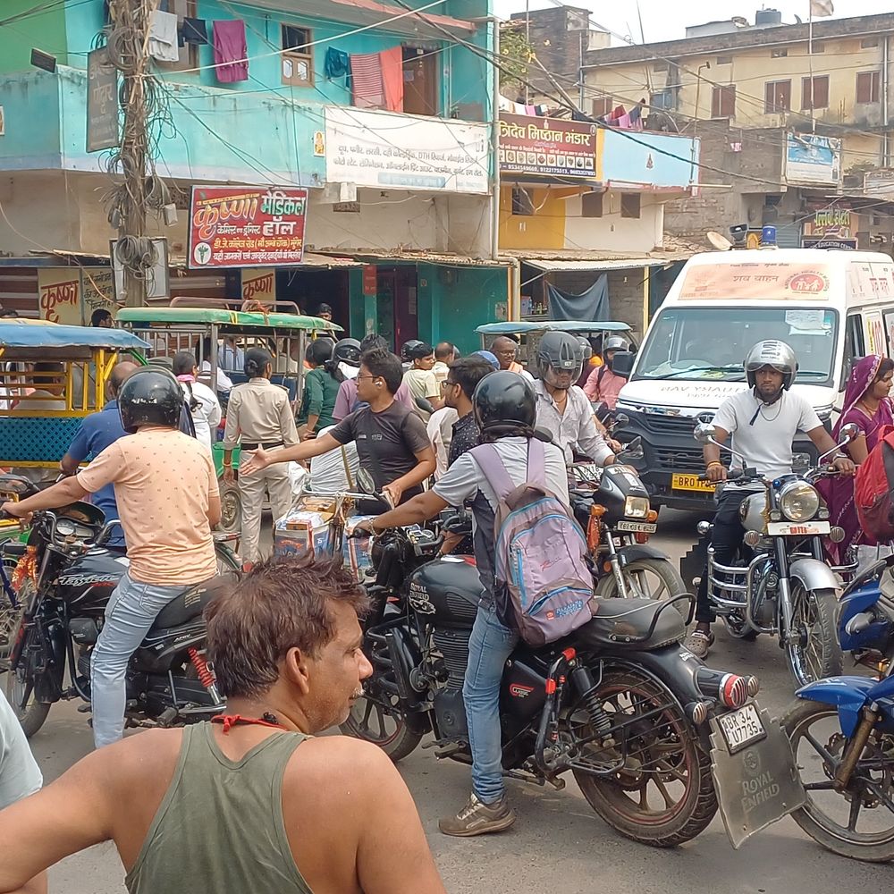 मुंगेर में जाम में लोग एक घंटे फंसे:अंबे चौक पर ट्रैफिक नियमों की अनदेखी से परेशानी