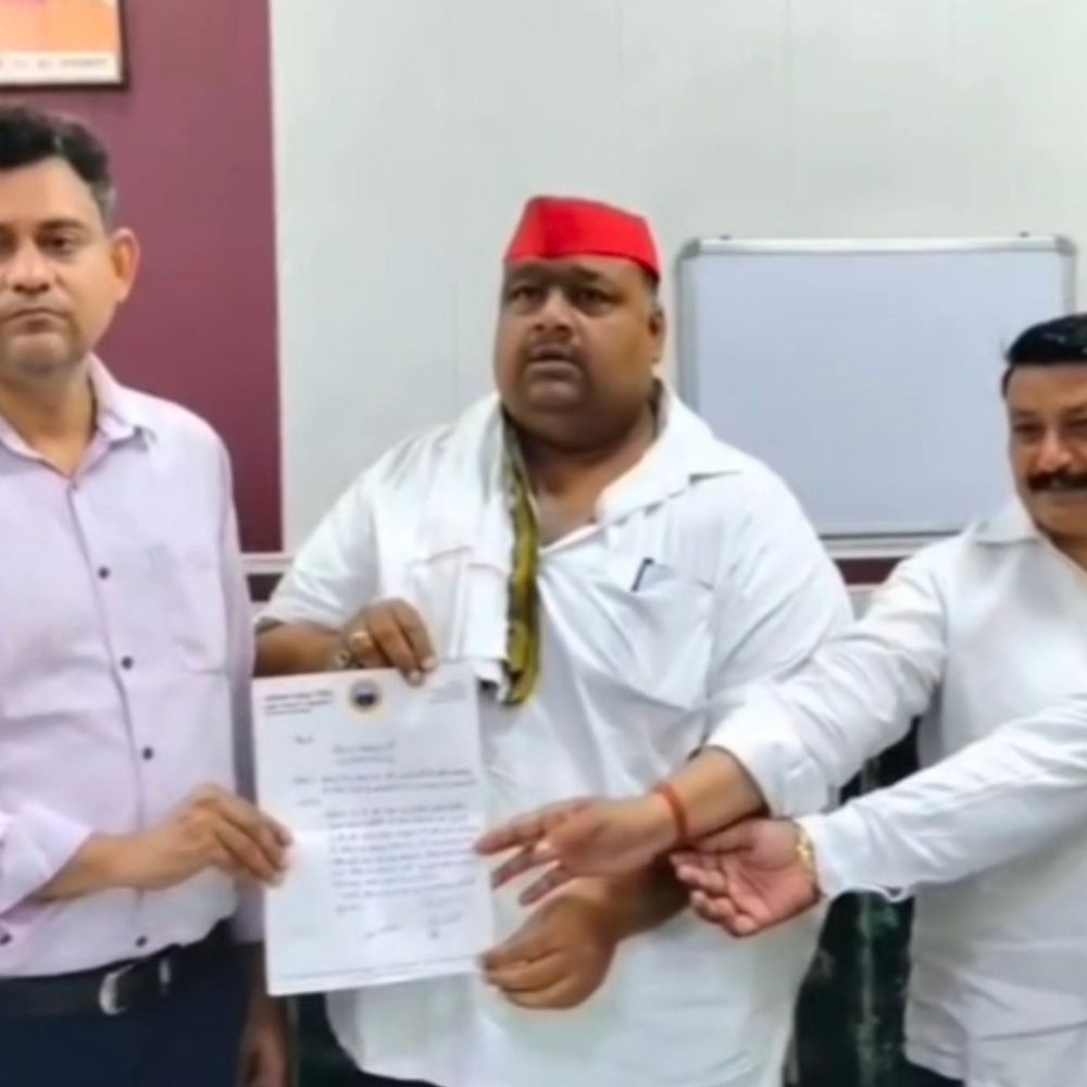 सहारनपुर नगर निगम कर्मचारियों पर अवैध वसूली का आरोप:पार्षदों ने अपर नगर आयुक्त को ज्ञापन सौंपकर कार्रवाई की मांग की