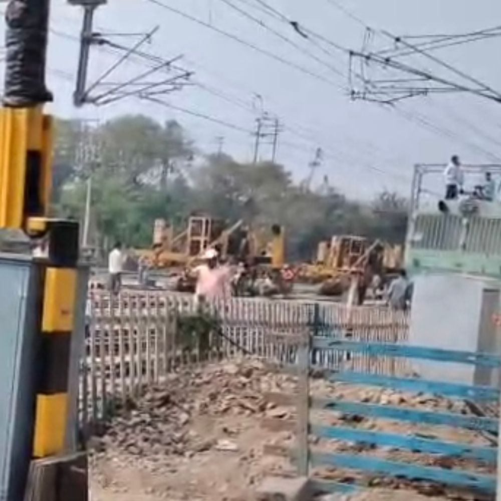 बिजनौर के धामपुर नहटौर रेलवे फाटक 12 मार्च तक बंद:सीटीआर कार्य के कारण यातायात प्रभावित, लोगों को परेशानी