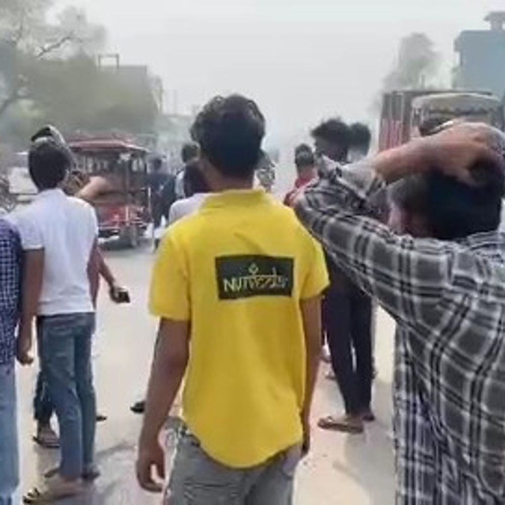 बागपत में बुग्गी से टकराई बाइक:सड़क पार करते समय दंपति घायल, अस्पताल में भर्ती