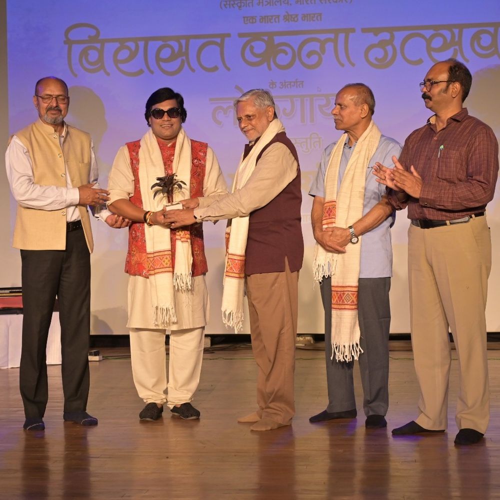 प्रयागराज में विरासत कला उत्सव की चौथी शाम:मोहन राठौर के भोजपुरी गीतों से गूंजा पूरा सभागार