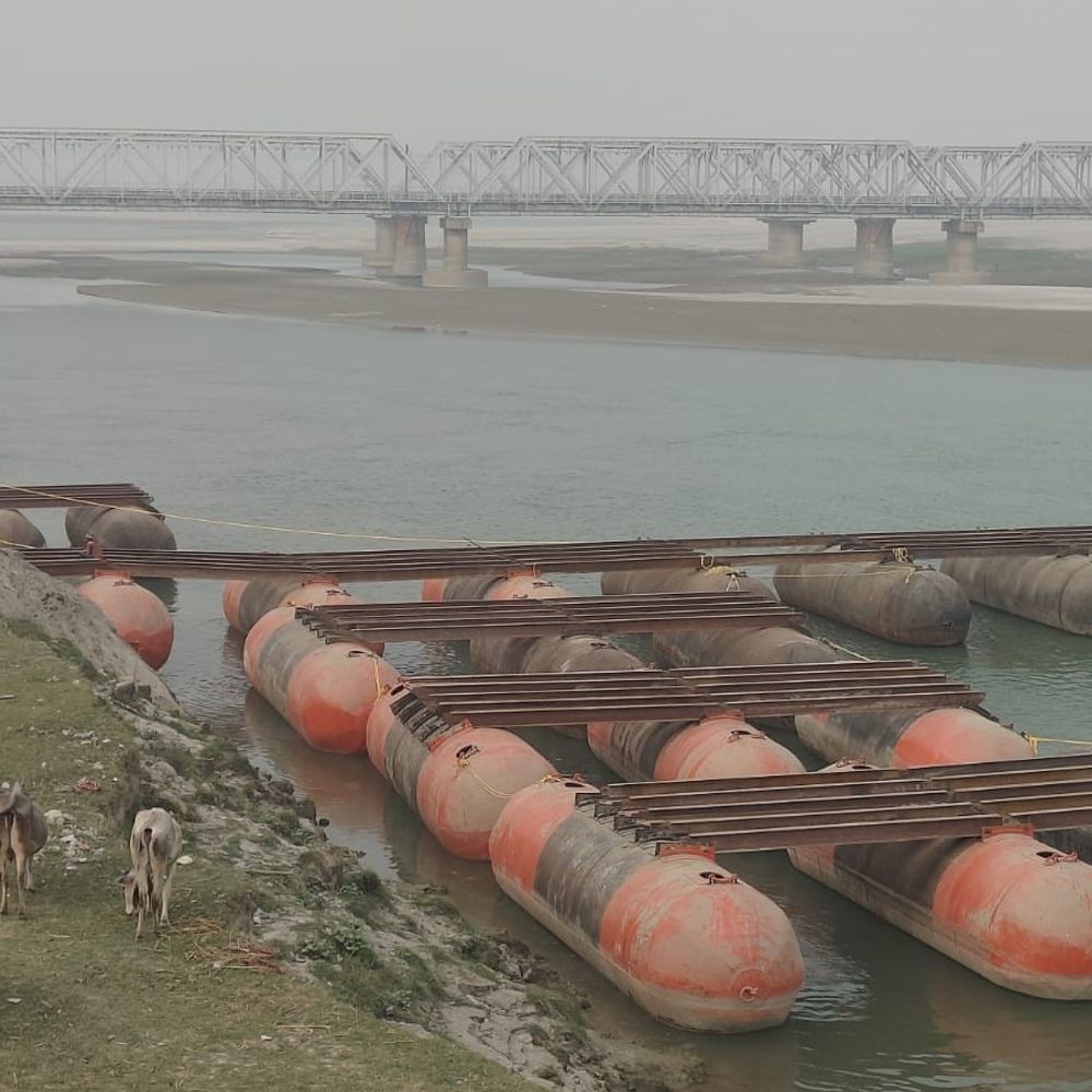 संजय सेतु जर्जर, एप्रच जॉइंट में दरार:बाराबंकी में 15 अप्रैल तक पीपा पुल बनाने के निर्देश, भारी वाहन प्रतिबंधित