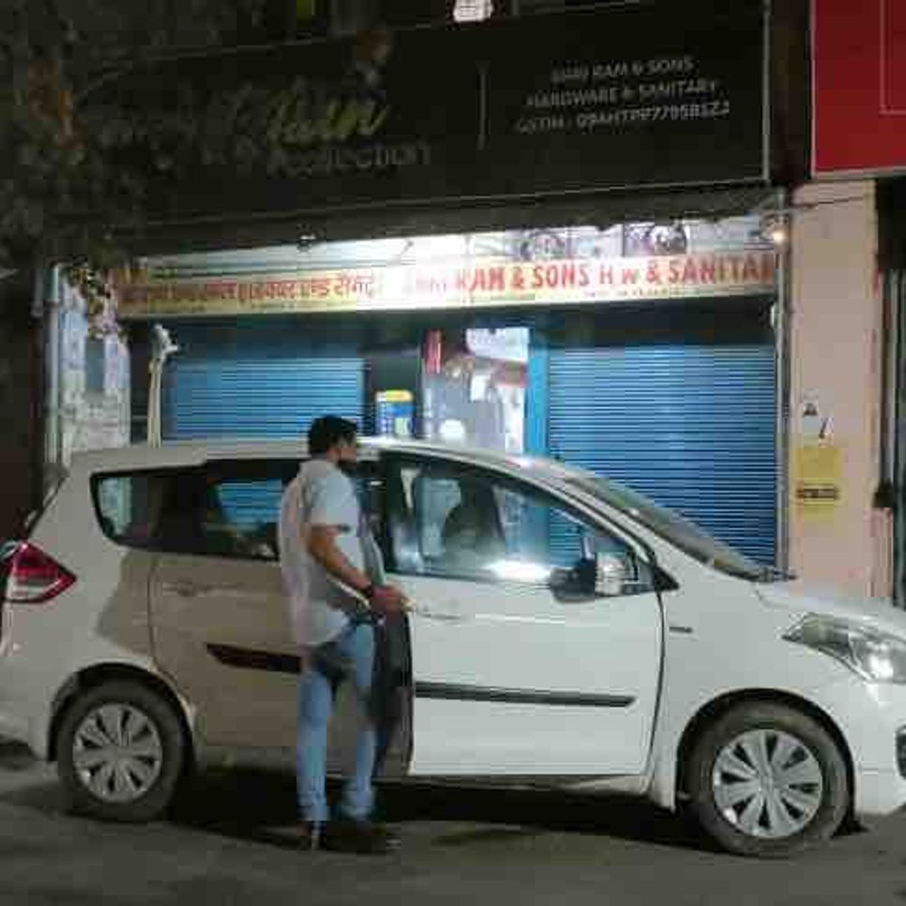 जीएसटी टीम ने हार्डवेयर कारोबारी के प्रतिष्ठान पर छापा मारा:बुलंदशहर में टैक्स चोरी की शिकायत पर कार्रवाई, कागजों की जांच शुरू