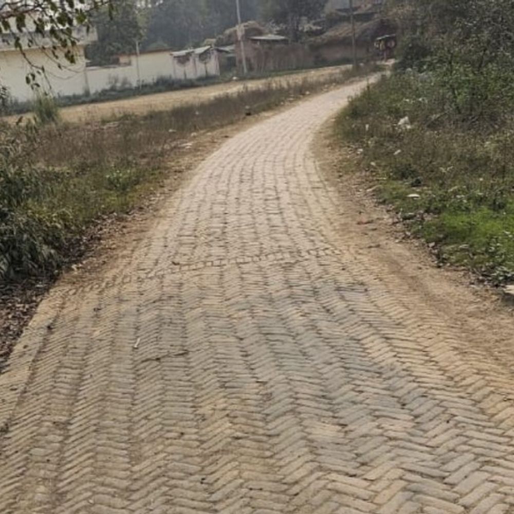 79 लाख की सड़क योजना में अनियमितता:सुल्तानपुर में स्वीकृत मार्ग के बजाय दूसरी जगह बन रही सड़क, पूर्व प्रधान ने शिकायत की