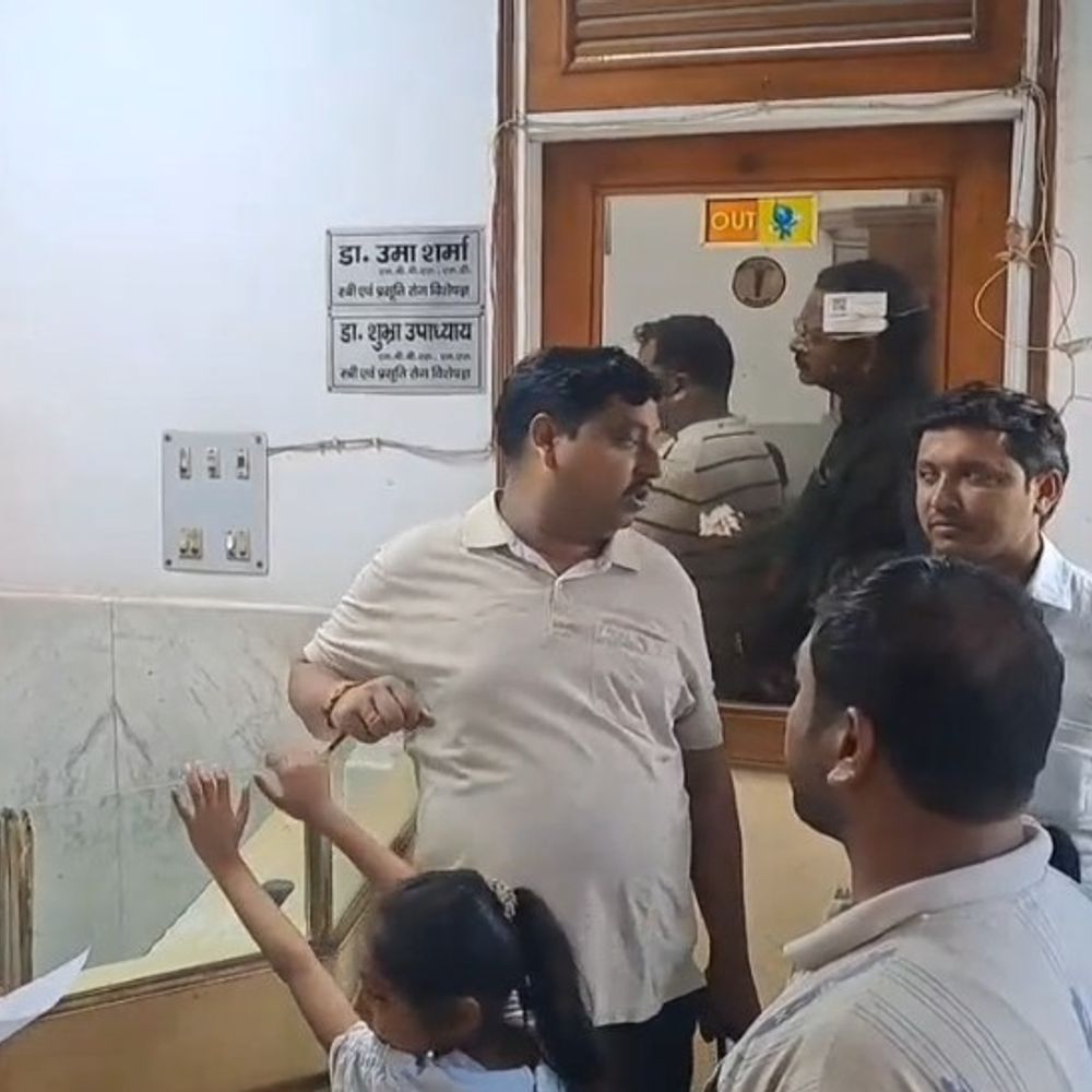 हापुड़ में अस्पताल में नवजात बदलने का आरोप:बेटे की जगह बच्ची मिलने पर परिजनों का हंगामा, पुलिस से कार्रवाई की मांग