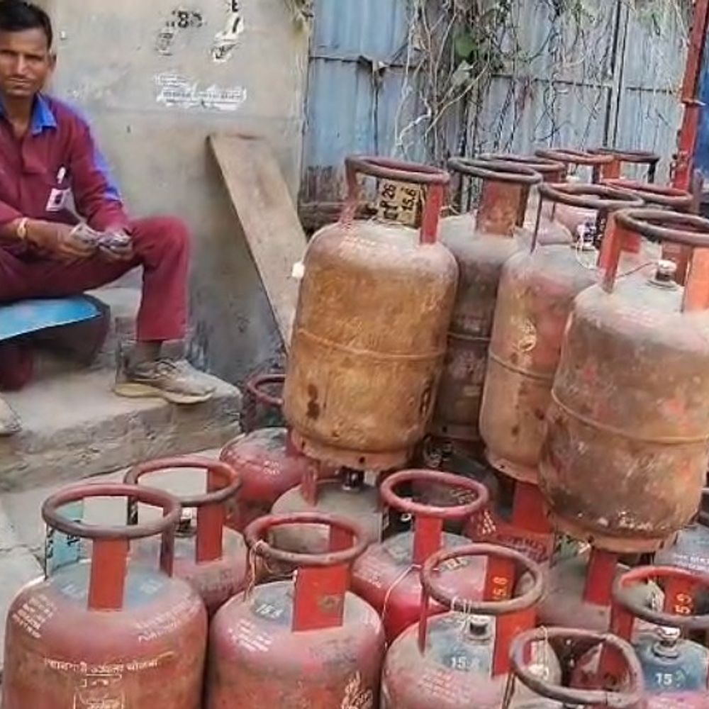 उपभोक्ता बोले- भारत में अभी तक हालात सामान्य:एटा में ईरान-इजरायल युद्ध के बाद गैस आपूर्ति पर पड़ताल, बुकिंग में देरी