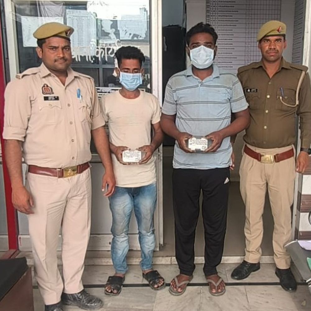 सहारनपुर में दो नशा तस्कर अरेस्ट:ग्रामीणों के हंगामे के बाद हुई कार्रवाई, 300 ग्राम चरस बरामद