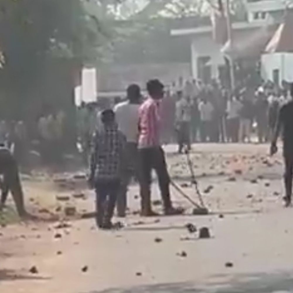 होली पर पथराव, पुलिस टीम भी चपेट में आई:बदायूं में 11 नामजद समेत 22 अज्ञात पर FIR दर्ज