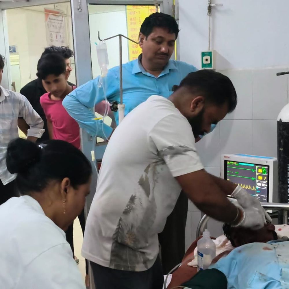 प्रतापगढ़ में ट्रक की टक्कर से दो युवक गंभीर:रानीगंज में हादसा, मेडिकल कॉलेज रेफर, ट्रक चालक ट्रक लेकर फरार