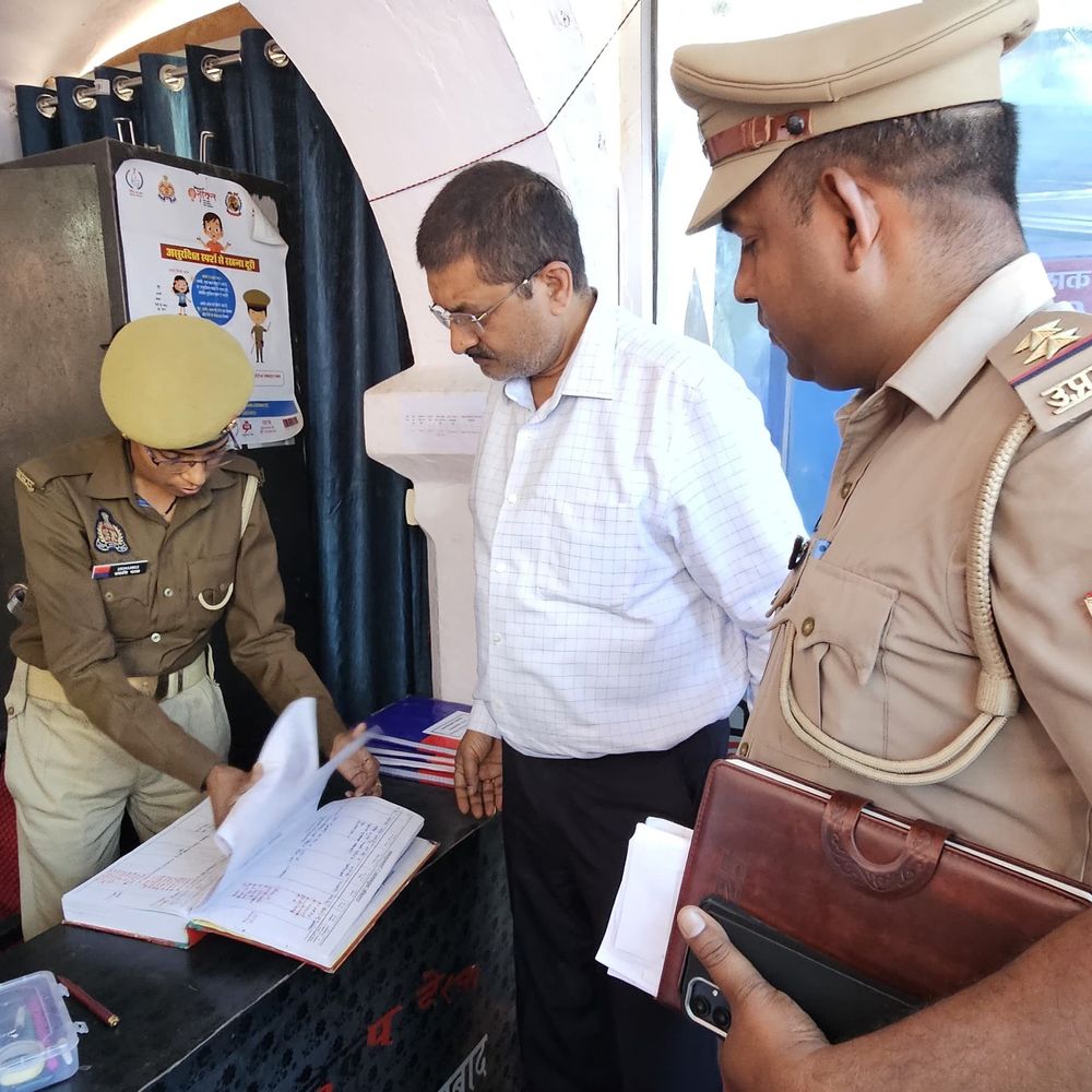 डीएम ने शमशाबाद थाने का निरीक्षण किया:गश्त बढ़ाने और असामाजिक तत्वों पर नजर रखने के निर्देश