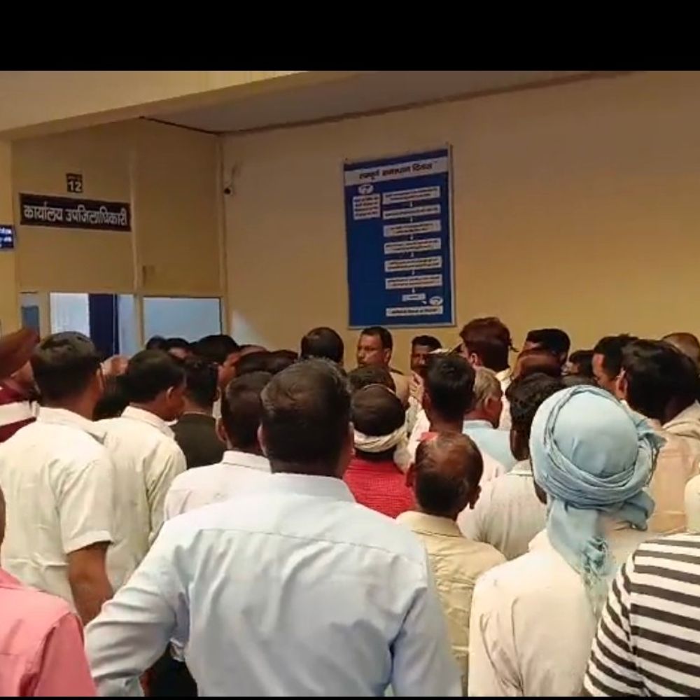 सार्वजनिक स्थान पर थूकने पर जुर्माना:एसडीएम कार्यालय के सामने युवक का 500 रुपये का चालान