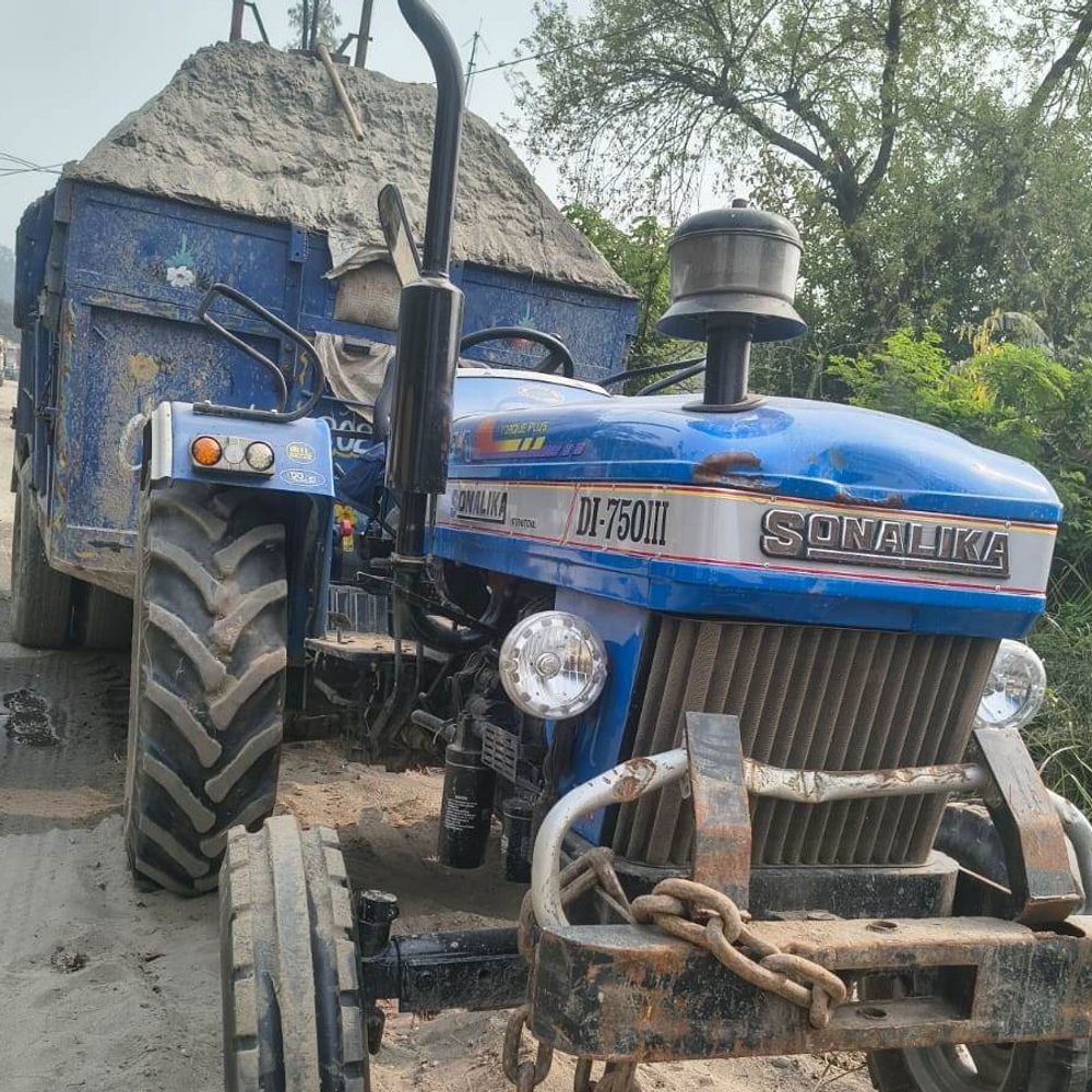 सहारनपुर में 2 ट्रक, 2 ट्रैक्टर-ट्रॉली सीज:अवैध खनन और बिना कागजात माल ढुलाई पर पुलिस की कार्रवाई से हड़कंप