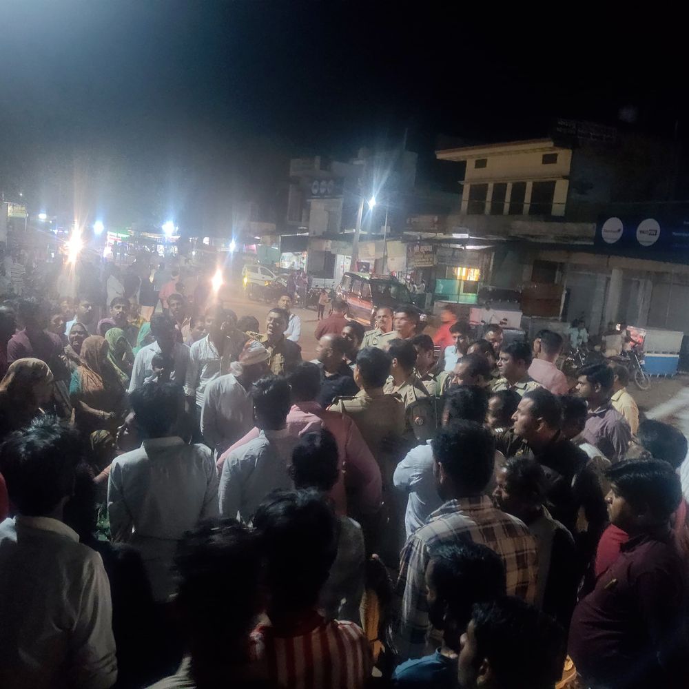 मड़ावरा में शव सड़क पर रखकर प्रदर्शन:परिजन 2 घंटे तक गिरफ्तारी की मांग पर अड़े, पुलिस ने समझाया